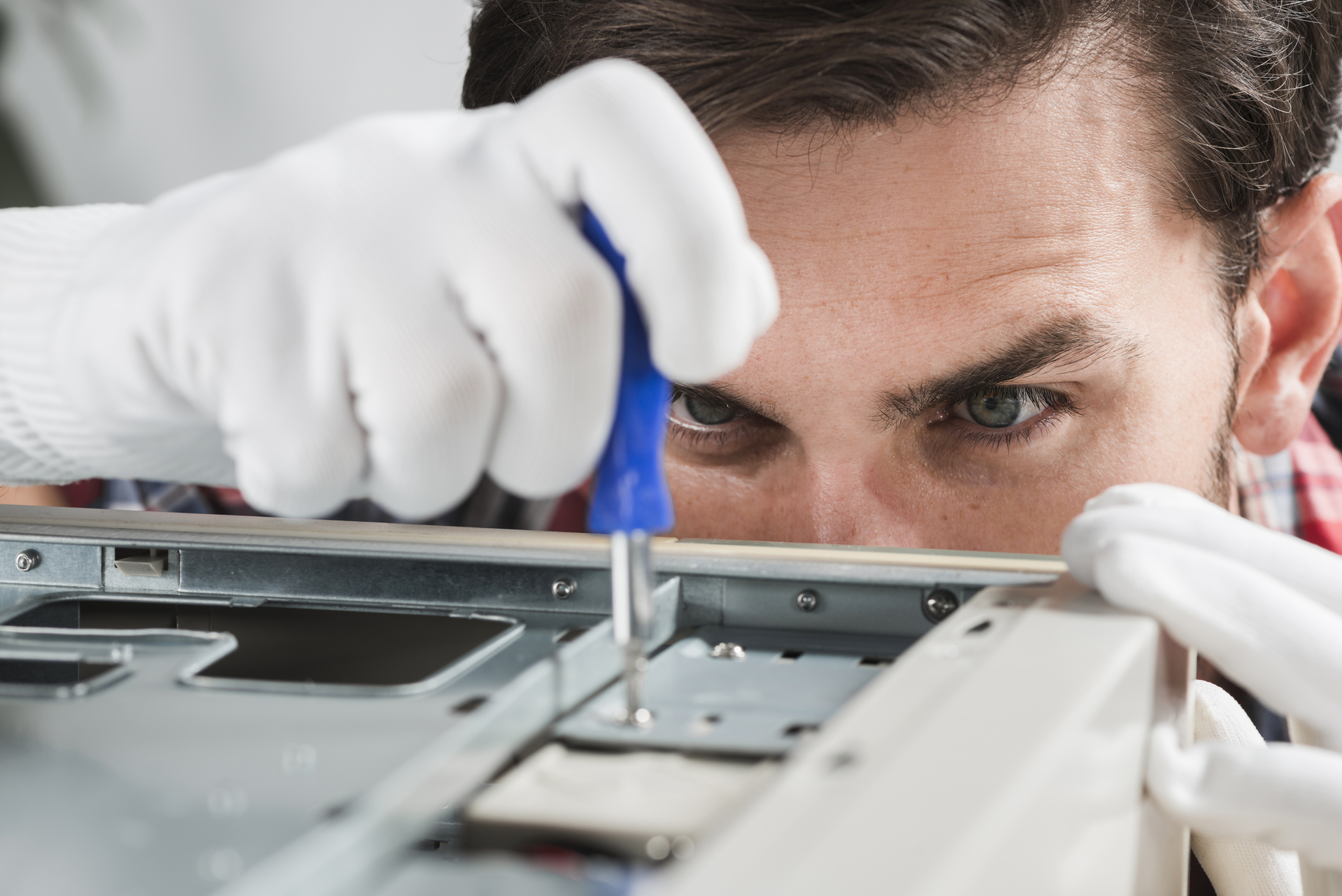 Tecnico reparando Impresora